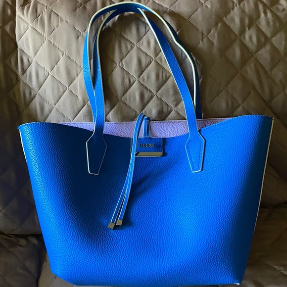 Guess Bobbi Reversible Tote w/Mini Bag. - Picture 2 of 8